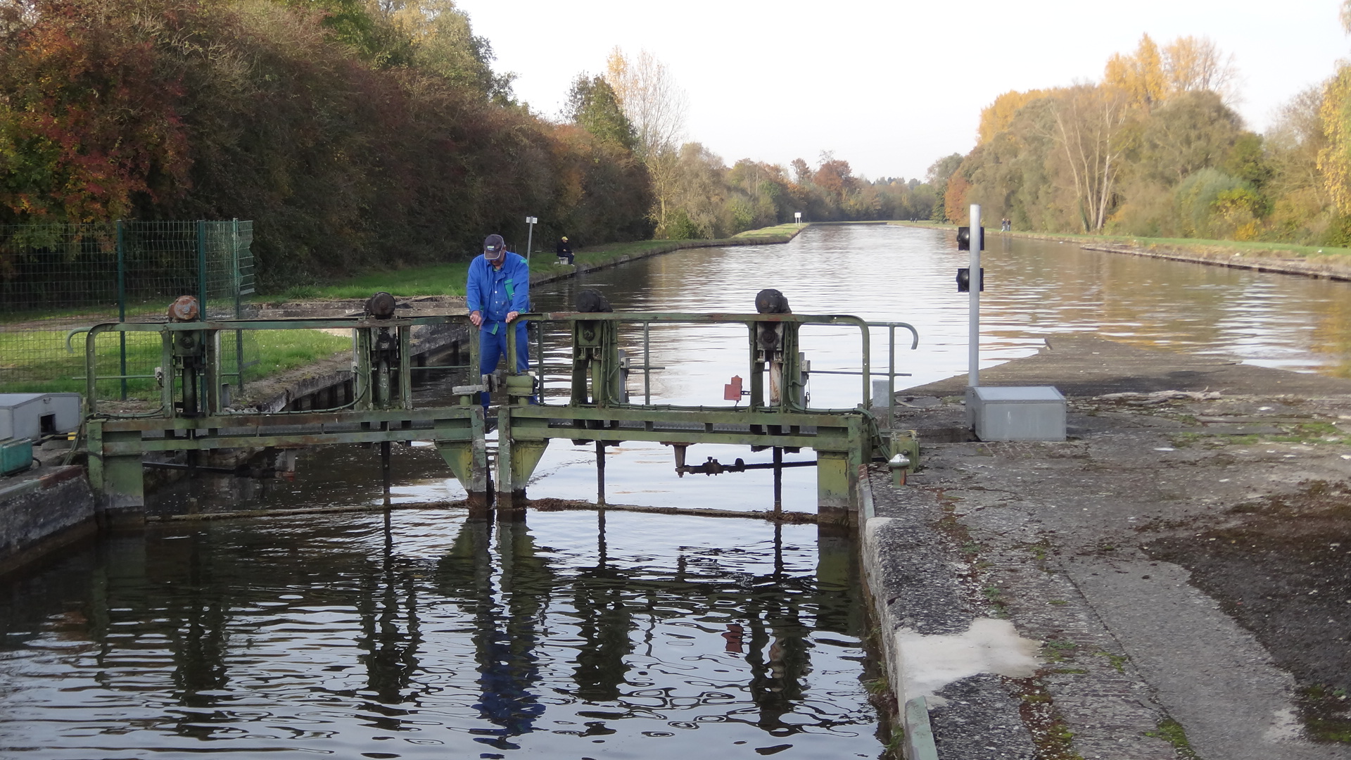 4 Een VNF man repareert een sluisdeur